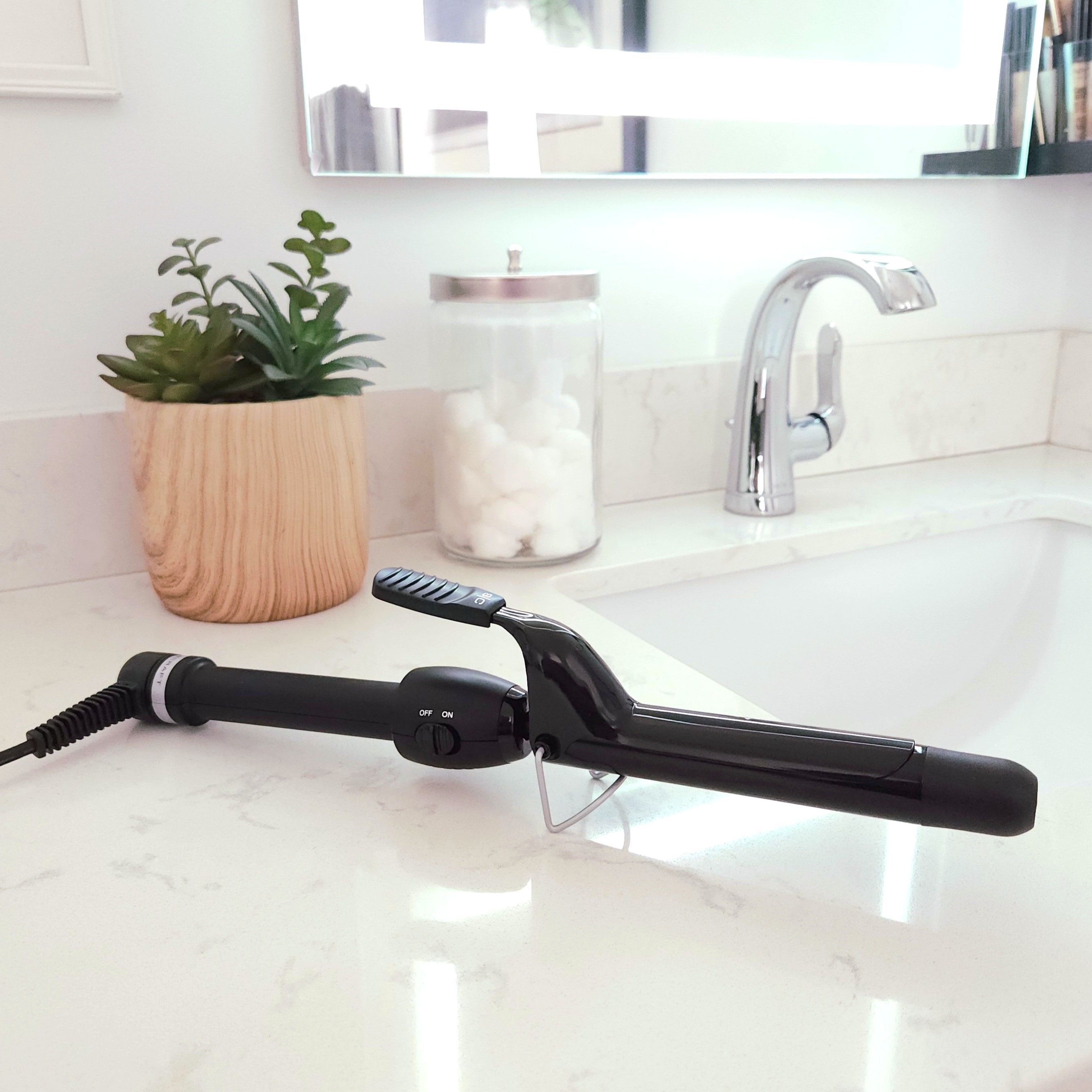 Image of the trimmer in black and gold in charging stands